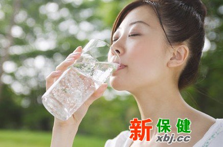 喝水?dāng)[脫皮膚干燥