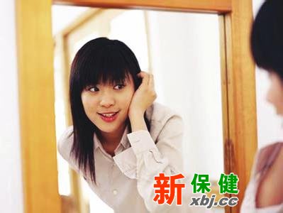 裸著身子在穿衣鏡里看看自己